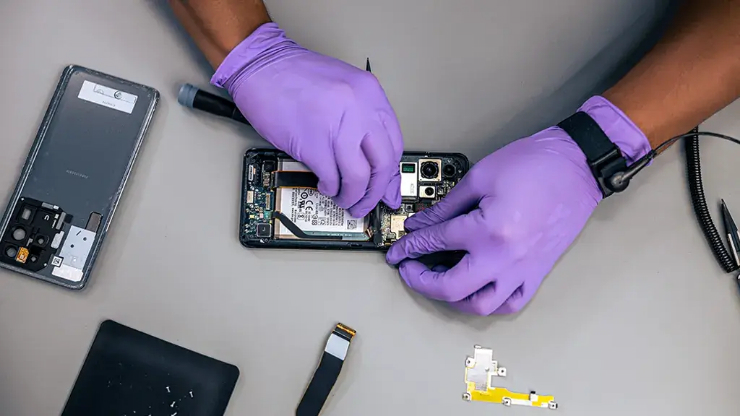 Một chiếc Samsung Galaxy đang được sửa chữa.