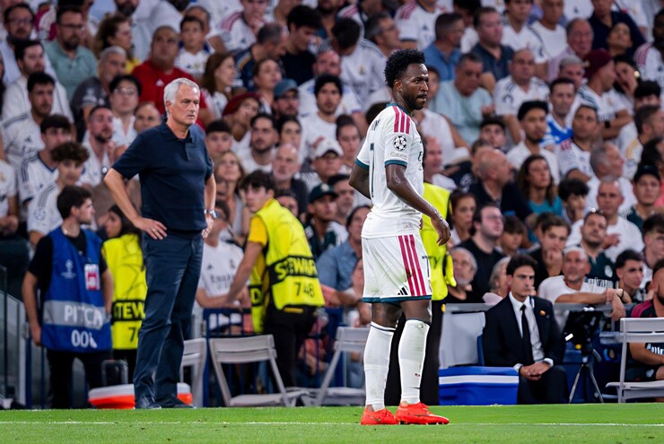 Vinicius lại khiến fan Real lắc đầu, Mourinho đối mặt 4 câu hỏi lớn