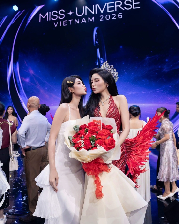 Ảnh sao 4/10: H’Hen Niê diện mốt 'dân chơi thập niên 90' đi xem show - 3