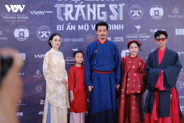Quách Ngọc Ngoan và con gái Sumi (thứ 2 từ trái sang)
