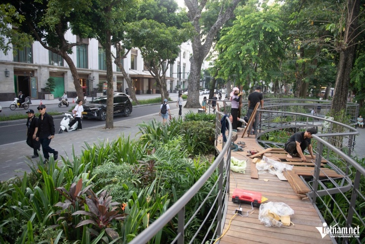 Cận cảnh cầu cạn độc đáo sắp hoàn thiện bên hồ Hoàn Kiếm - 1