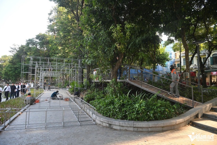Cận cảnh cầu cạn độc đáo sắp hoàn thiện bên hồ Hoàn Kiếm - 11