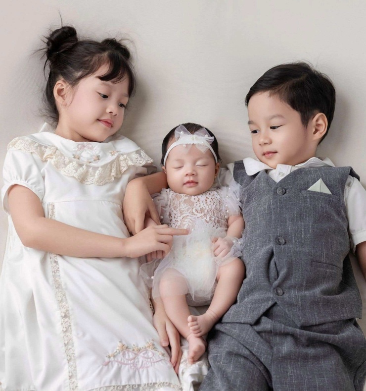 Vợ chồng Đặng Thu Thảo hiện có ba người con, gồm con gái đầu lòng Sophie sinh năm 2018, con trai Liam sinh năm 2020 và một cô con gái út sinh năm 2024. Đặng Thu Thảo chỉ thông báo tin vui về em bé thứ ba sau khi con đã cứng cáp, cho thấy sự thận trọng quen thuộc trong cách nàng hậu bảo vệ đời tư của gia đình.