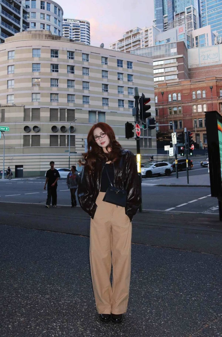Hòa Minzy dát hàng hiệu trên phố Sydney - 8