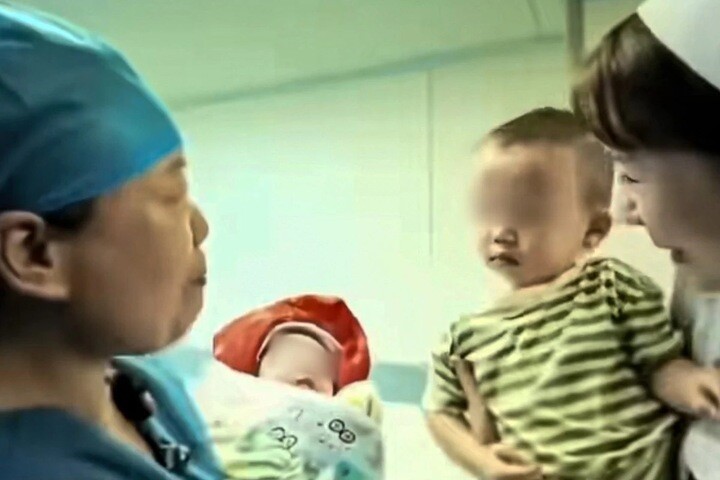 Y tá đưa Quả Quả đến gặp em gái mình.