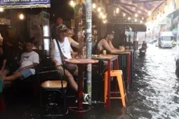 Du khách đổi lịch trình, trú chân quán cà phê khi TP HCM mưa lớn
