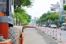 Hà Nội: Xén dải phân cách, mở rộng tuyến đường 'đắt nhất hành tinh'