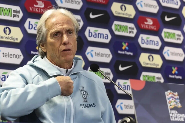 HLV Bồ Đào Nha bị hỏi dồn về Ronaldo, Fernandes tiết lộ cuộc nói chuyện với CR7 - 3