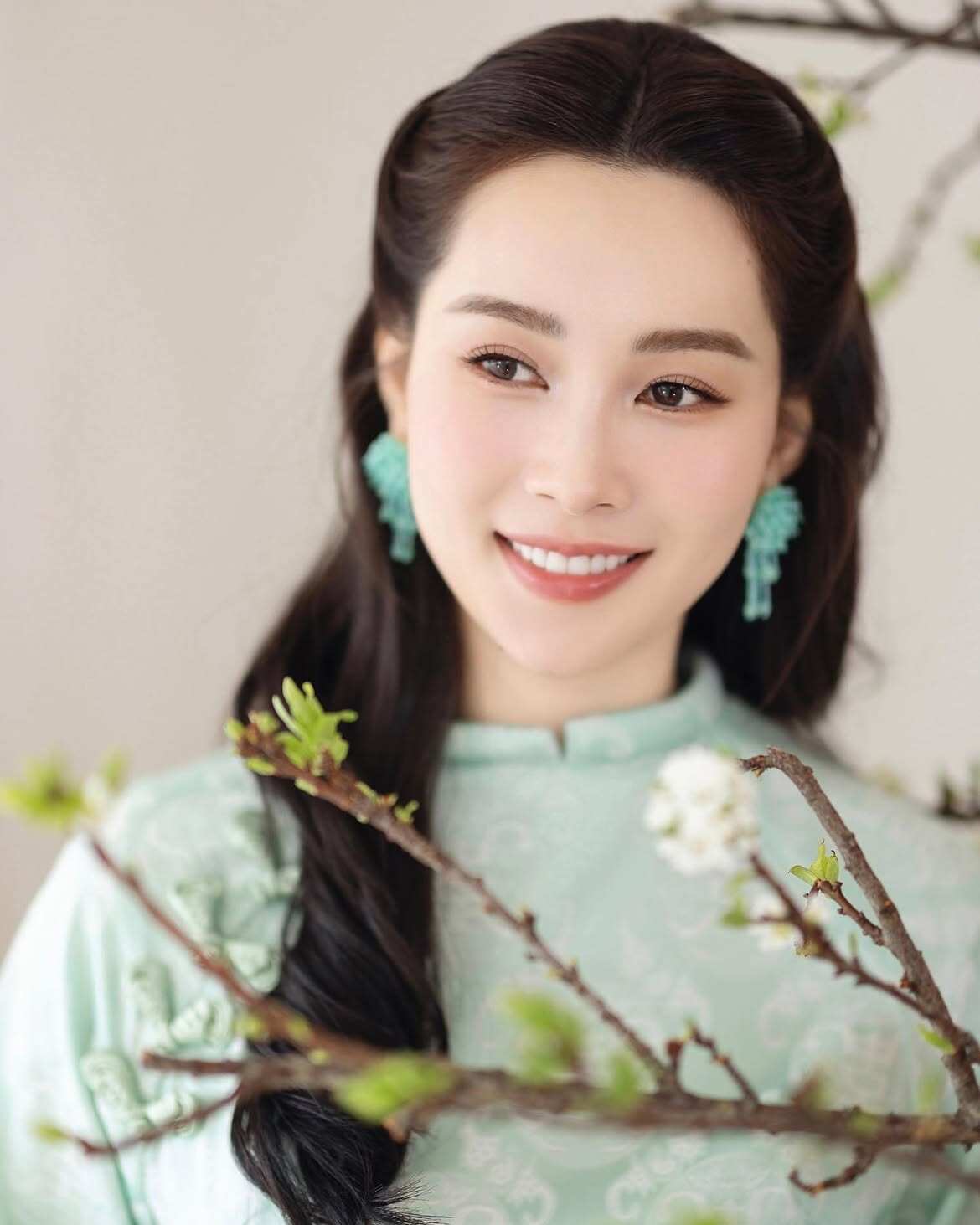 Đặng Thu Thảo từng là một trong những gương mặt nhận được nhiều sự quan tâm của showbiz Việt sau khi đăng quang Hoa hậu Việt Nam 2012. Thế nhưng sau khi kết hôn, cô lựa chọn một hướng đi khá khác: Giảm xuất hiện trước công chúng, dành nhiều thời gian hơn cho gia đình và đồng hành cùng chồng trong cuộc sống cũng như công việc.
