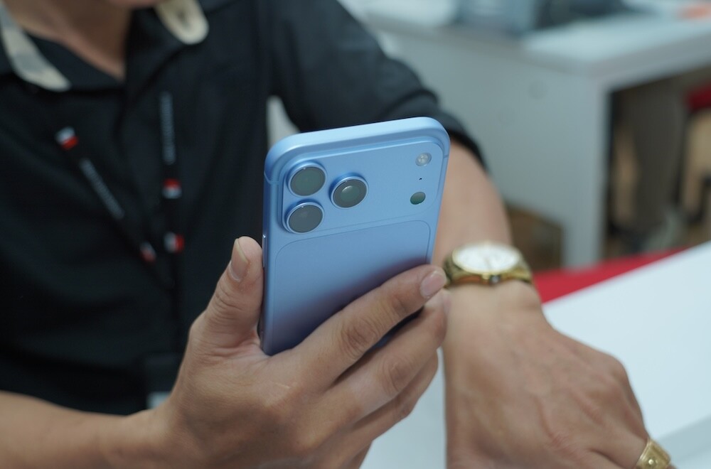 iPhone 18 Pro Max màu băng thanh vẫn đang "cháy hàng" ở phiên bản 256GB và 512GB.