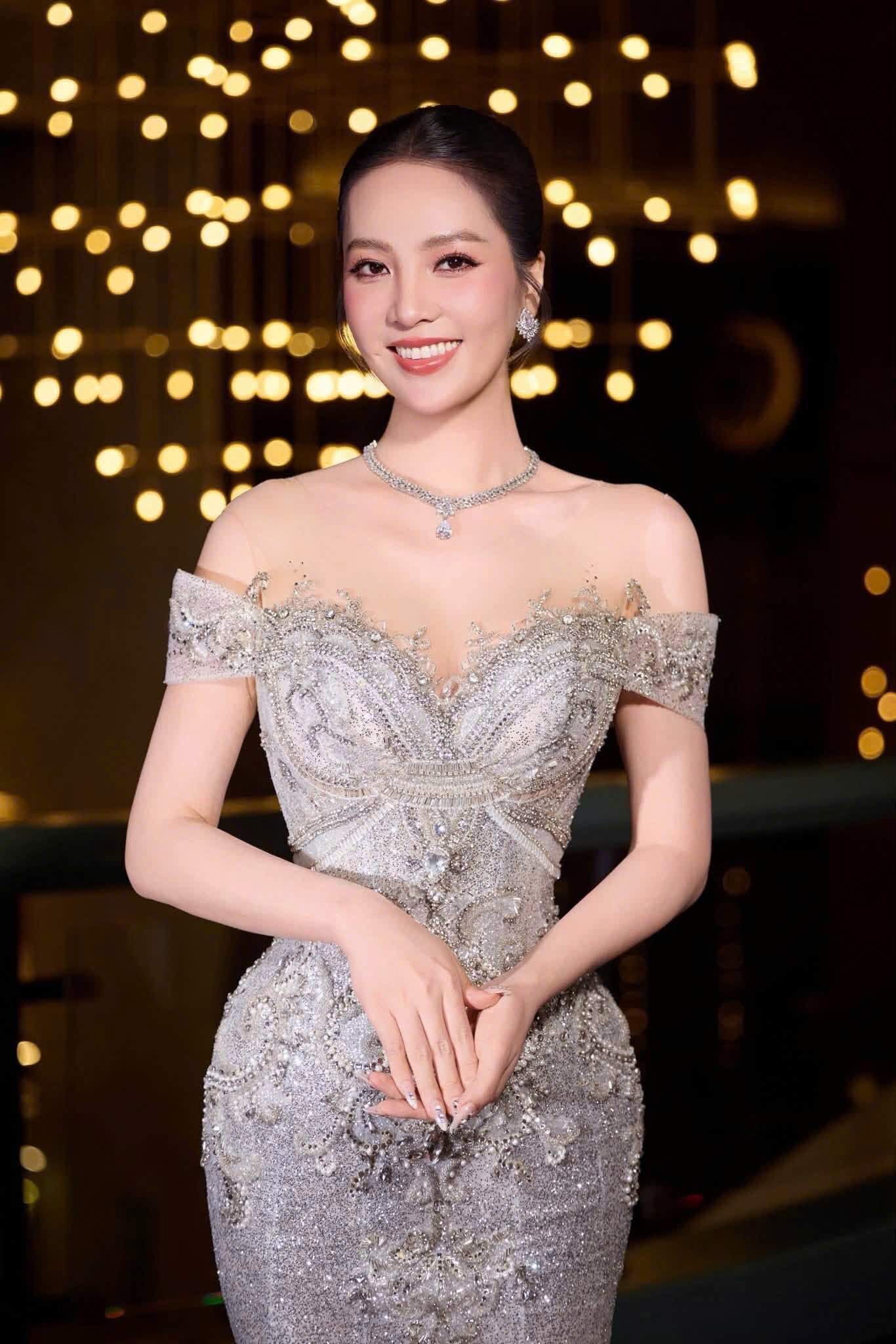 Nhan sắc không tuổi của Á hậu Thụy Vân. 