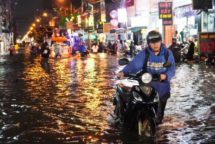 TPHCM mưa lớn dồn dập 3 ngày đầu tuần, cảnh báo ngập giờ tan tầm