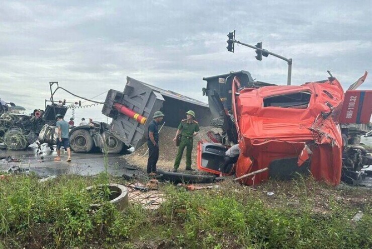 Khoảnh khắc hai xe đầu kéo đối đầu, cabin văng khỏi thân xe ở Hưng Yên