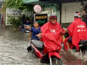 Mưa lớn dồn dập ở TPHCM, cơ quan khí tượng cảnh báo 'khẩn'