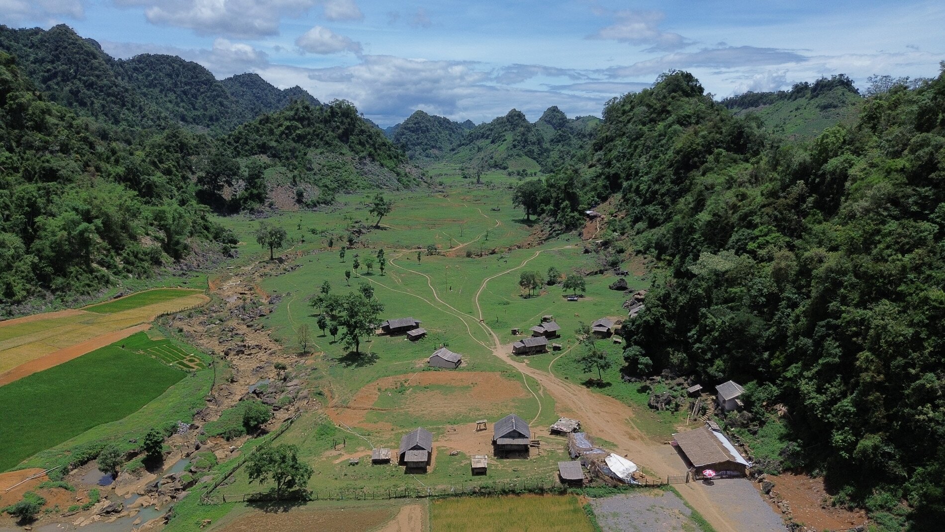 'Vịnh trên núi' xanh mát cách Hà Nội 220km, khách ngồi thuyền đi tham quan - 1