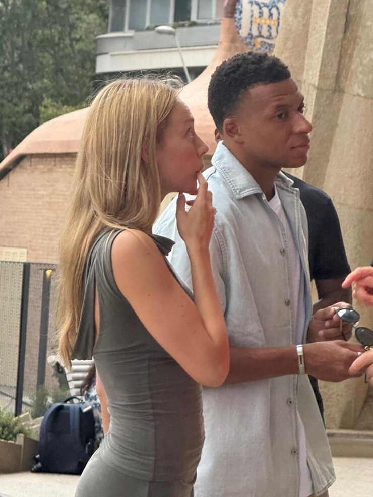 Mbappe có hành động chọc tức Mourinho? - 6