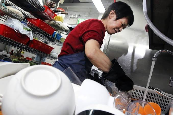 Người Trung Quốc vẫn giữ thói quen rửa bát bằng tay. (Ảnh: SCMP)