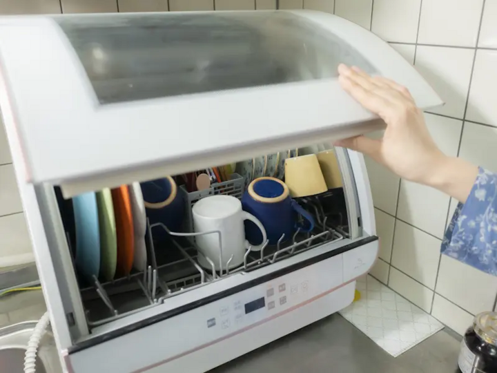 Khi lắp máy rửa bát, gia chủ phải tính thêm ổ địa, ống nước, gây khó cho các căn bếp nhỏ. (Ảnh: iStock)