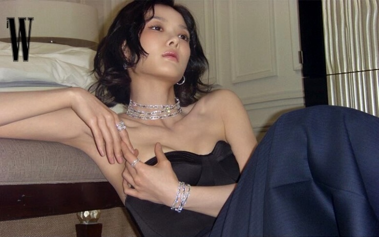 Kim Yoo Jung sexy bất ngờ tại Tuần lễ Thời trang Paris - 2