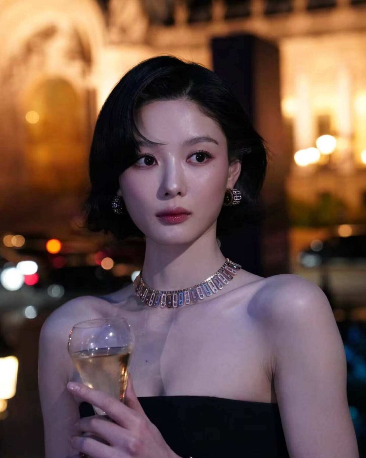 Kim Yoo Jung sexy bất ngờ tại Tuần lễ Thời trang Paris - 1