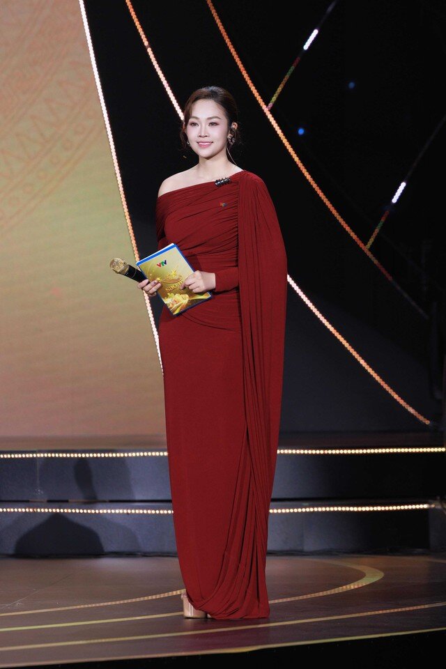 MC Thùy Linh dẫn dắt chương trình.