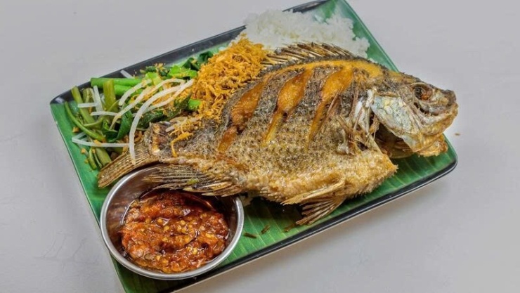 Cá giàu protein, cá béo còn cung cấp omega-3 tốt cho tim mạch, nhưng cách chiên có thể làm tăng lượng dầu và natri