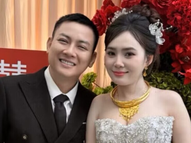 Khoảnh khắc Hoài Lâm nắm tay cô dâu Ngọc Trinh ngọt ngào trong đám cưới giản dị tại Vĩnh Long.