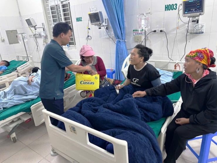 Chính quyền địa phương thăm hỏi các nạn nhân và gia đình có người bị sét đánh đang điều trị ở bệnh viện. Ảnh: UBND xã Xím Vàng