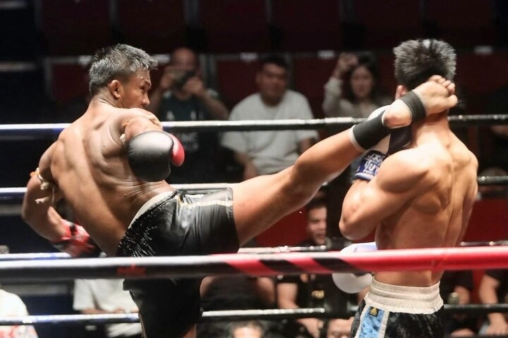 Buakaw ra đòn trúng Meng Gaofeng