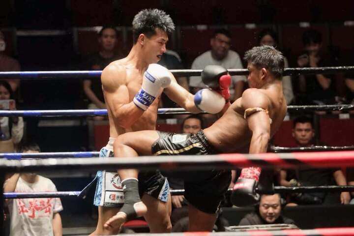 Buakaw Banchamek lần thứ 2 thắng Meng Gaofeng trong năm nay