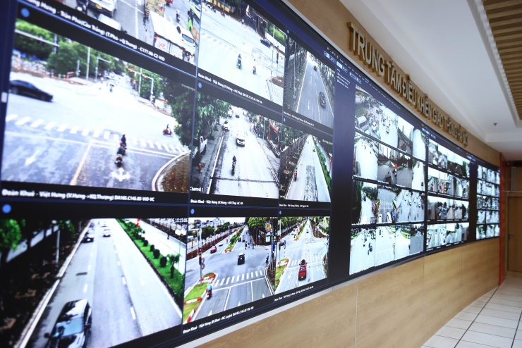 Hệ thống giám sát giúp lực lượng chức năng nhanh chóng phát hiện, truyền đạt thông tin và xử lý các tình huống trên đường, đồng thời cung cấp dữ liệu phục vụ đánh giá, điều chỉnh phương án tổ chức giao thông. (Ảnh Thành Long)