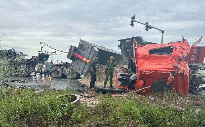 Ngay sau vụ tai nạn, lực lượng chức năng có mặt phong tỏa hiện trường, thu thập chứng cứ phục vụ công tác điều tra làm rõ nguyên nhân vụ tai nạn.