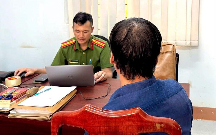 Công an làm việc với N.M.T. Ảnh: Công an TP Đồng Nai.