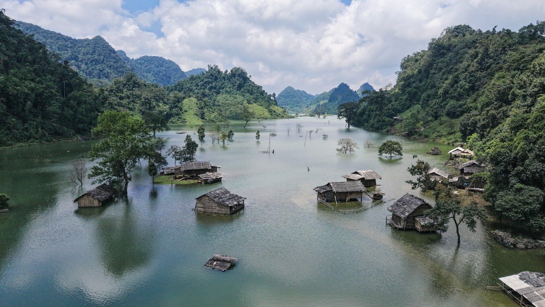 Khung cảnh ở Tà Phình vào thời điểm khô ráo và ngập nước