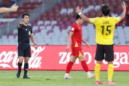 Việt Nam hai lần mừng hụt penalty, VAR liên tiếp vào cuộc “cứu” Malaysia