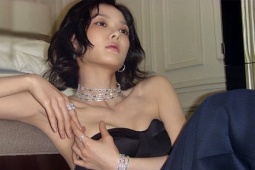 Kim Yoo Jung sexy bất ngờ tại Tuần lễ Thời trang Paris