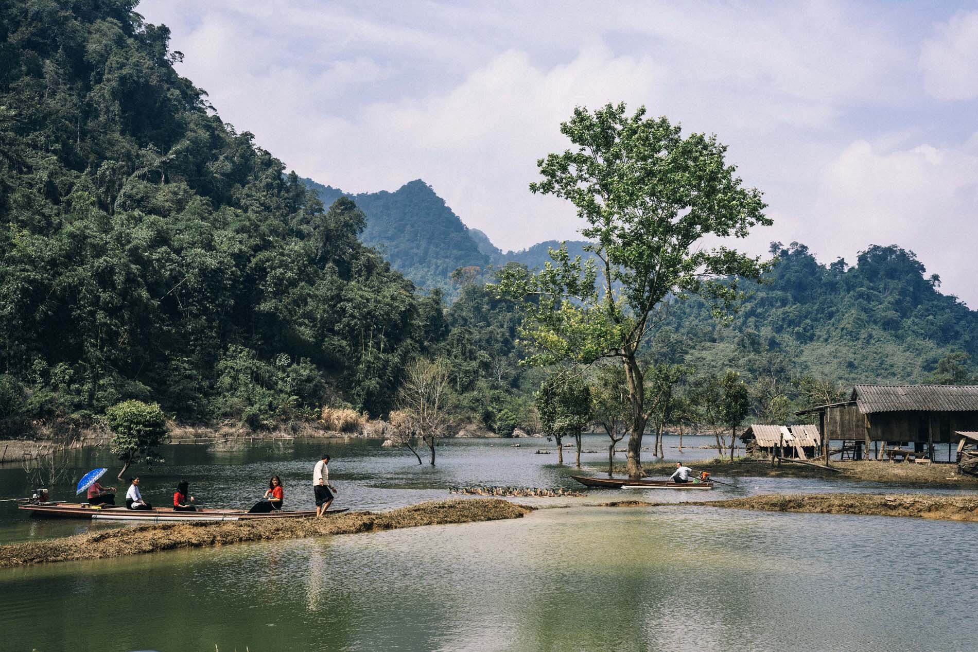 'Vịnh trên núi' xanh mát cách Hà Nội 220km, khách ngồi thuyền đi tham quan - 6