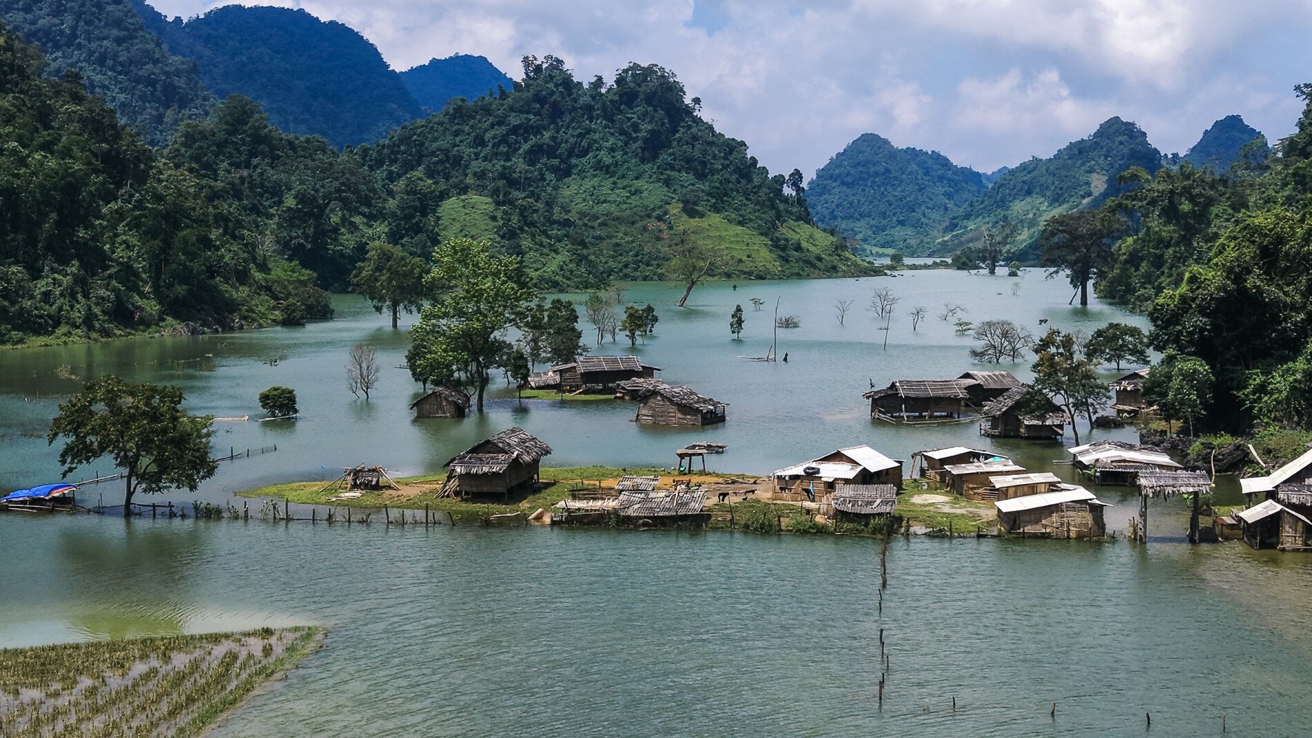 'Vịnh trên núi' xanh mát cách Hà Nội 220km, khách ngồi thuyền đi tham quan - 7