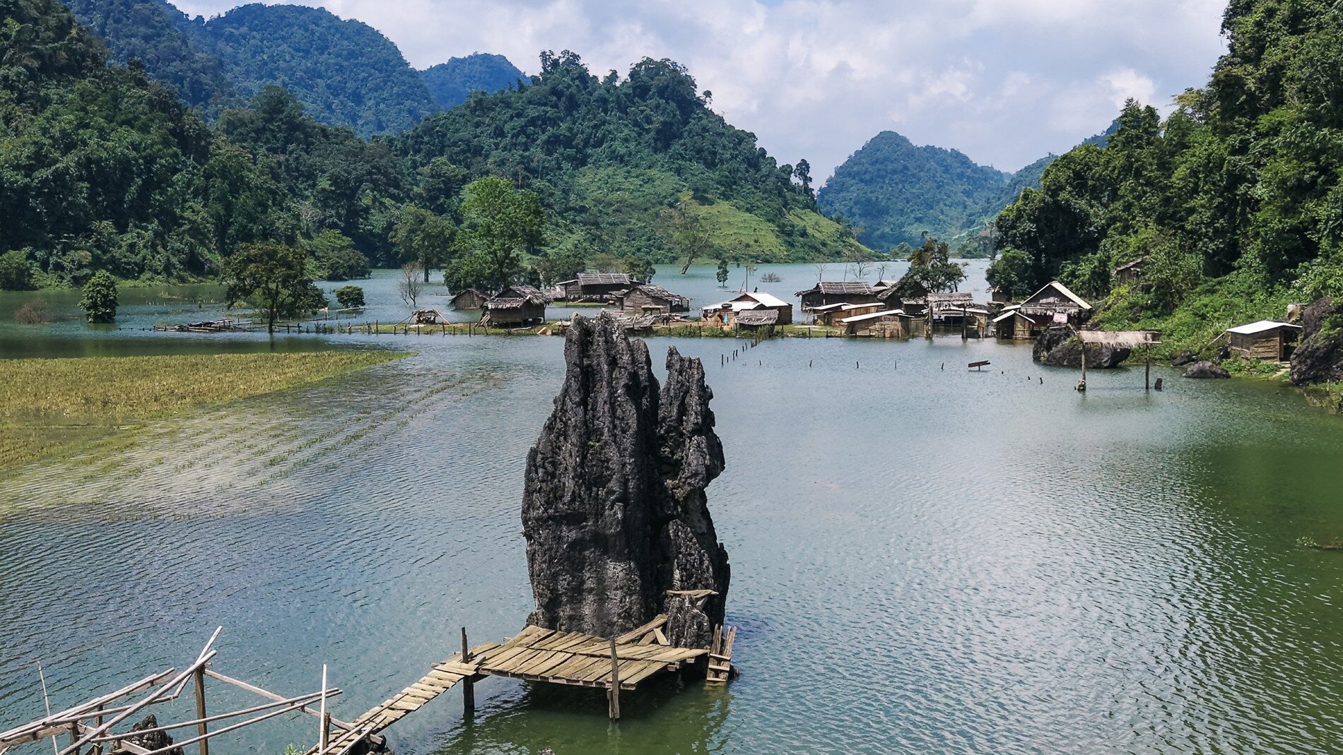 Khi ngồi trên thuyền, di chuyển len lỏi qua những khu vực ngập nước, du khách có thể cảm nhận được vẻ đẹp bình yên, nguyên sơ ở Tà Phình&nbsp;