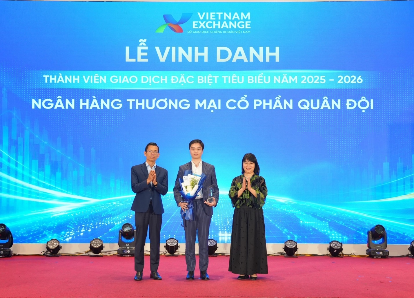 Đại diện MB nhận cúp vinh danh tại sự kiện