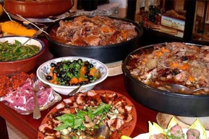 Cô gái ăn buffet 2 tiếng liền, dạ dày phình gấp 5 lần, phải mổ 'tháo' thức ăn