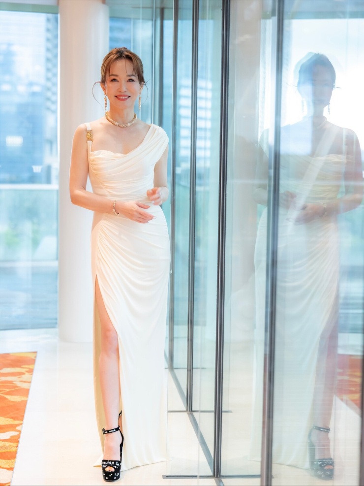 Phạm Văn Phương phối trang phục tươi trẻ - 2