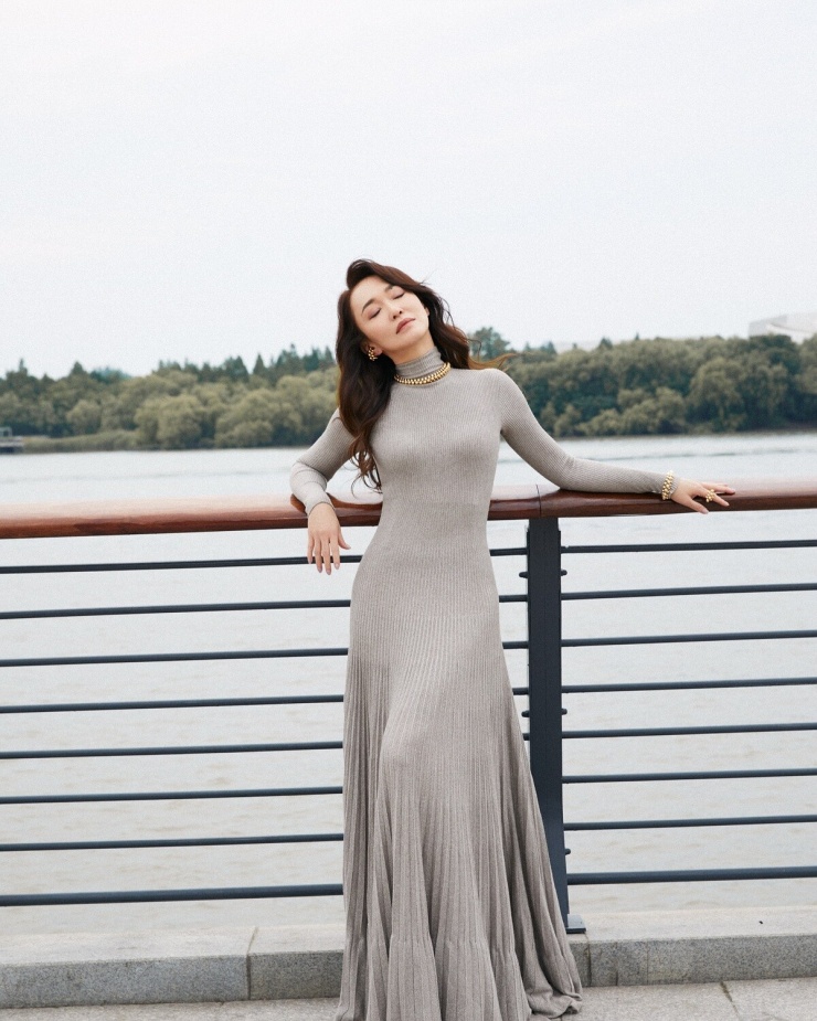 Phạm Văn Phương phối trang phục tươi trẻ - 5