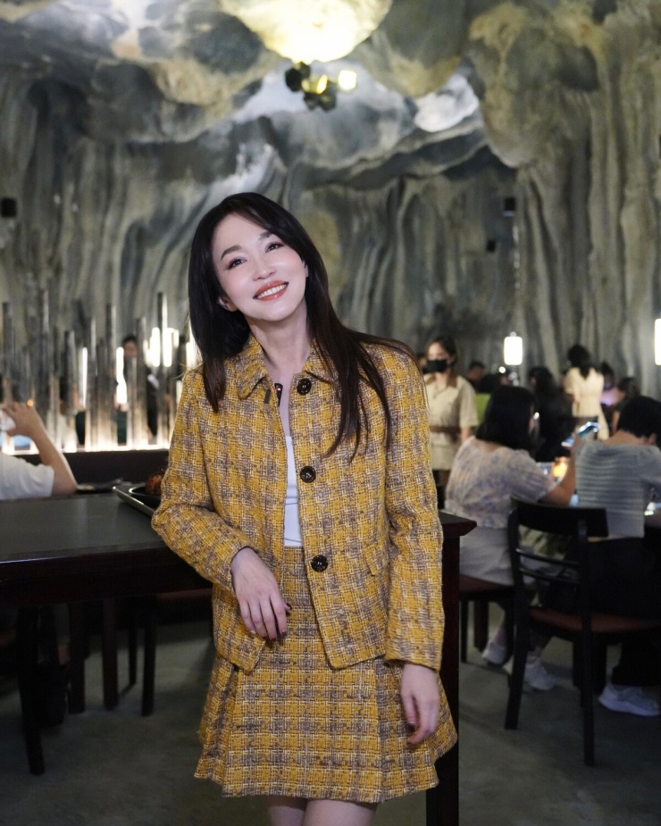 Phạm Văn Phương phối trang phục tươi trẻ - 10
