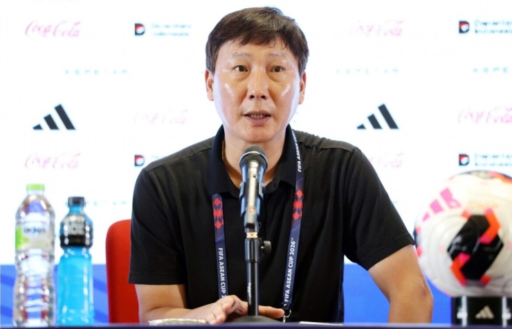 HLV Kim Sang Sik còn nhiều thời gian để chuẩn bị cho Asian Cup 2027 (Ảnh: VFF).