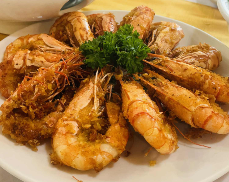 Đầu và vỏ tôm không bổ như nhiều người vẫn quan niệm. Ảnh: Hoa Linh.