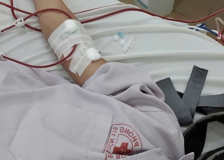 Ở tuổi 24, thay vì nghĩ đến công việc kinh doanh và những dự định phía trước, Khánh bắt đầu làm quen với máy lọc thận. (Ảnh: NVCC)