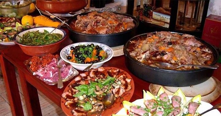 Nhiều người ăn uống vô tội vạ khi đi ăn buffet.