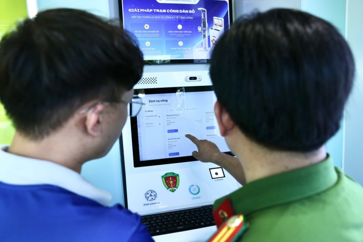 Công an hướng dẫn người dân sử dụng các tiện ích số