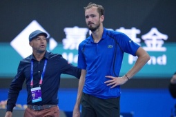 Medvedev phân trần vụ đánh bóng trúng khán giả, Djokovic nhớ lại cú sốc 6 năm trước